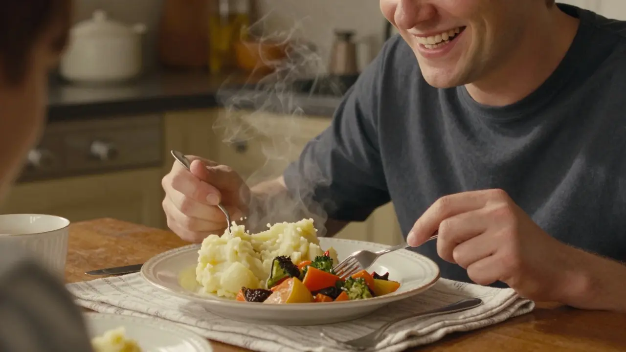 Osoba s náhradními zuby se veselo směje při jídle měkkého jídla.