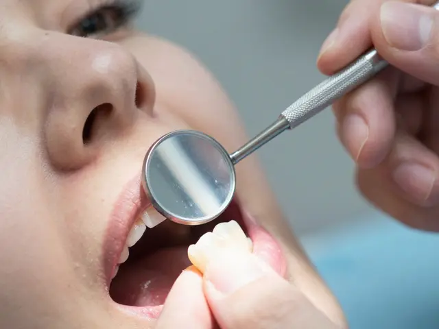 Co je fazetové zrcadlo a proč ho používají zubaři na přední zuby?