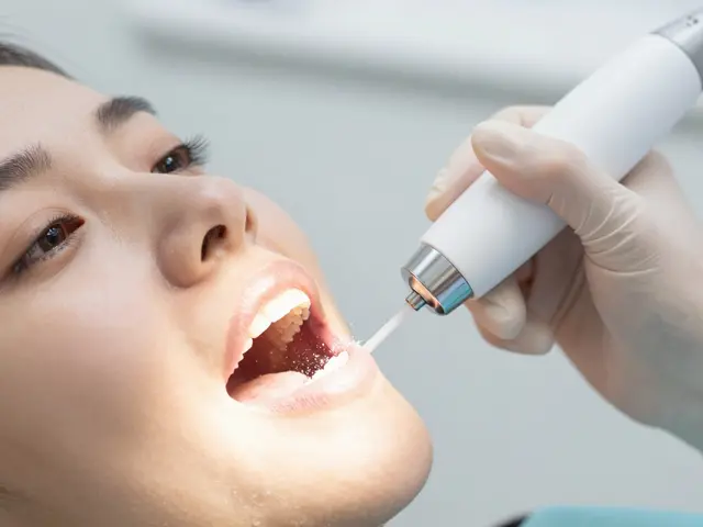 Co je pískování zubů a proč ho dentista doporučuje?