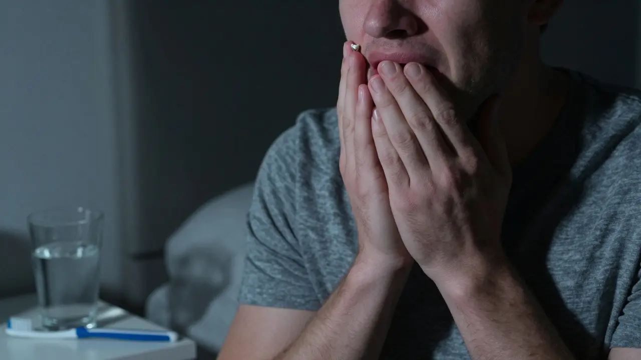 Co dělat, když bolí zub pod korunkou? Praktické kroky a co neudělat