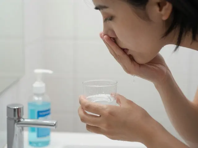 Jak často vyplachovat ústa peroxidem vodíku pro bělící účinky?