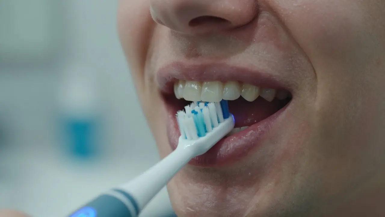 Jak se zbavit zubního kamene pod dásní: Ověřené tipy a prevence