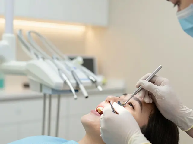 Kdy jít na dentální hygienu? Kompletní průvodce pro zdravé zuby