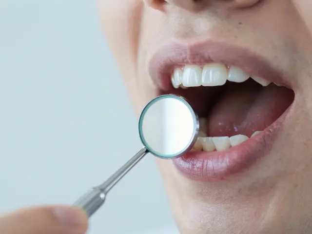 Jak správně používat dentální zrcátko pro efektivní bělení zubů